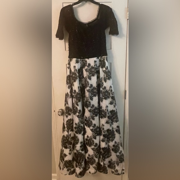 David’s bridal Black and white floral a line gown - Picture 2 of 4